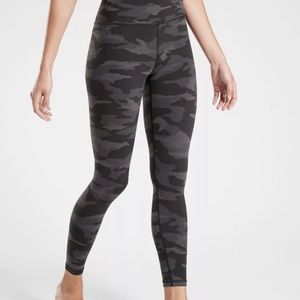 Athleta Elation Camo yoga pants/tights xs